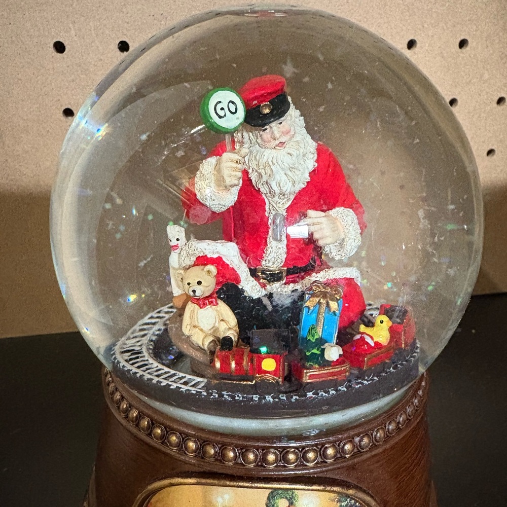 Santa Snow-Globe